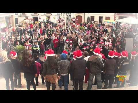14/12/13 – La III Feria de Navidad llena de baile, villancicos y solidaridad la Plaça Major