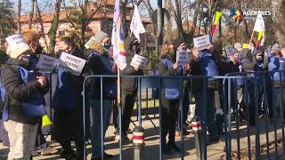 Angajaţii INS au protestat în faţa sediului PSD pentru respectarea legii salarizării