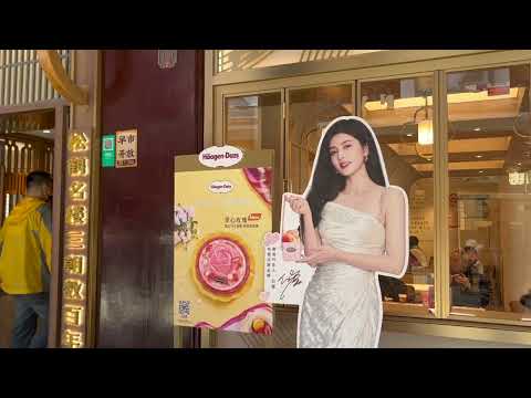 Experimente a cultura chinesa Entre em um lotado Templo Chenghuang em Xangai, China