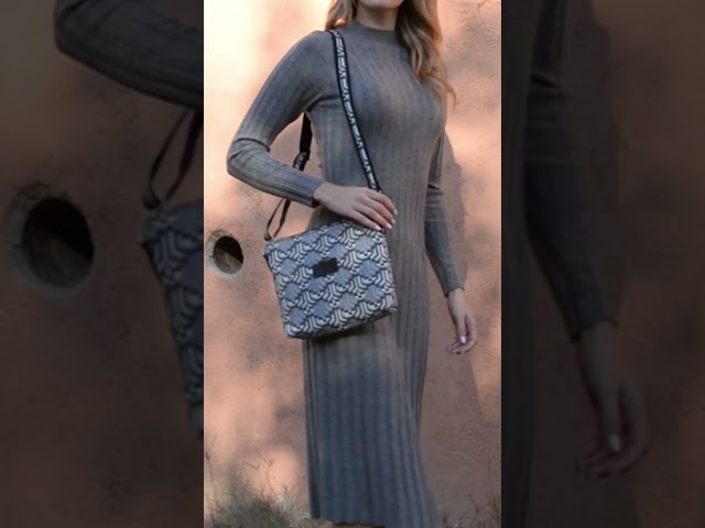 Vídeo relacionado con KZHPLXQ Bolso De Mano Personalizado con Foto/Nombre/Logotipo, Bandolera De Hombro A La Moda para Mujer, Compras De Viaje, Uso Diario, Elegante Bolso para Axila para Mujer Custom,25CMX30CM