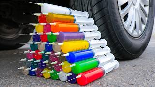 Aplastando Cosas Crujientes con el Coche | Experimento: 250 Jeringas de Agua VS Rueda de Coche
