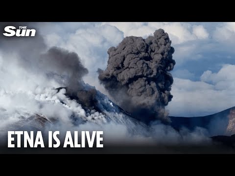 بركان إتنا يثور من جديد.. حمم نارية في السماء وتنبيه للمسافرين 