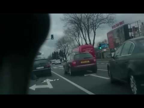 Brutalna bójka przed światłami