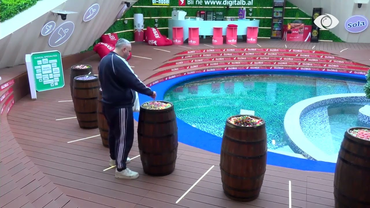 Rogerti shijon “Candy Land” në oborr