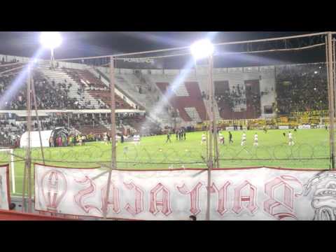 "Globo mi buen amigo! entrada jugadores Huracán contra Peñarol, Libertadores 2016" Barra: La Banda de la Quema • Club: Huracán