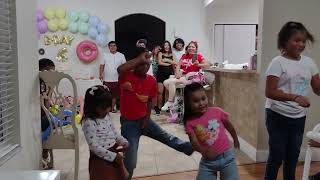 Payaso Pikorete Celebrando el Cumpleaños de Dariana en Orlando Fl Congelado