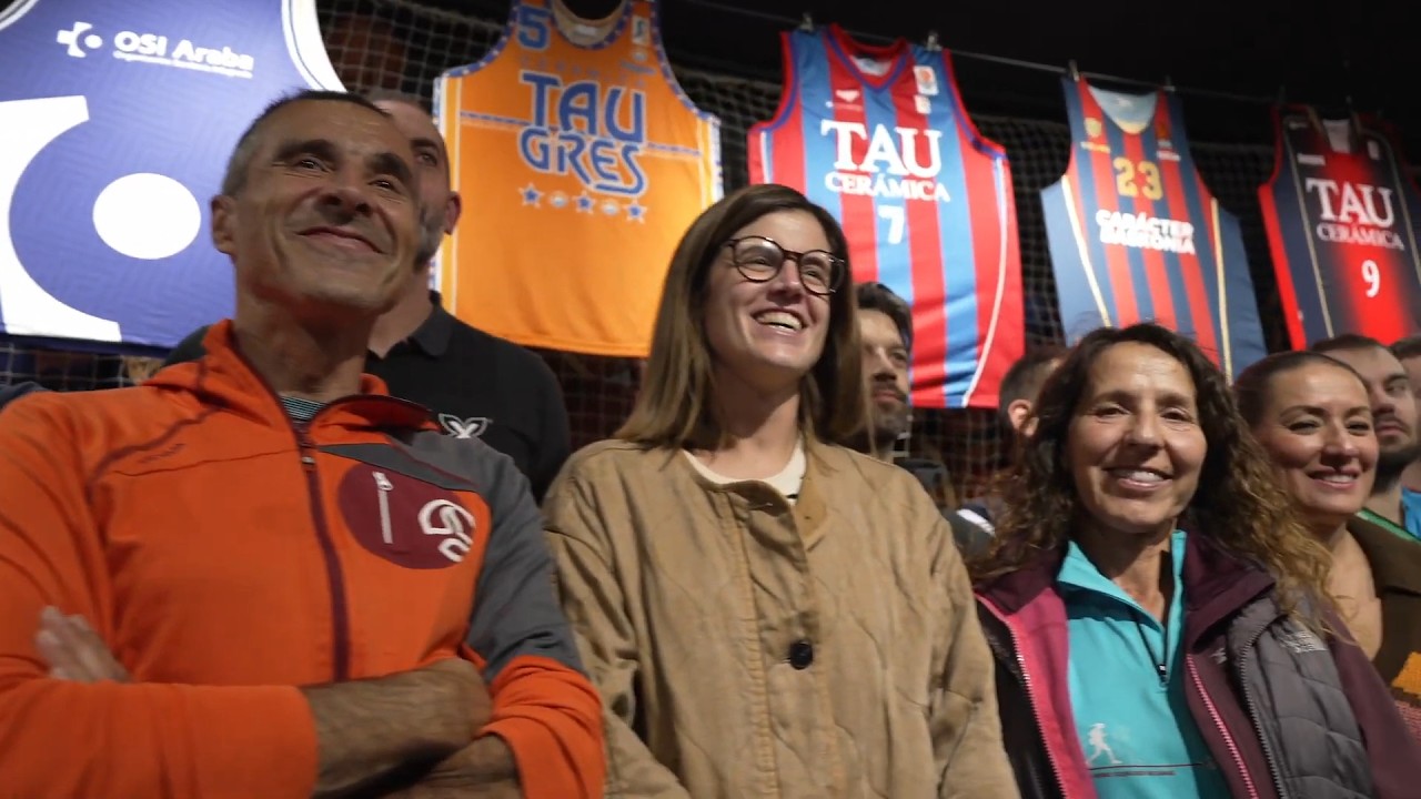 Imagen de varias personas durante el YouPlay de CaixaBank en el Buesa Arena