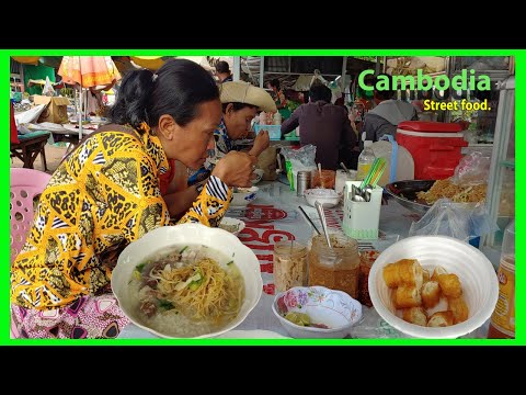 Phumthom market / Pork porridge mix with fried rice noodle / street food near me.