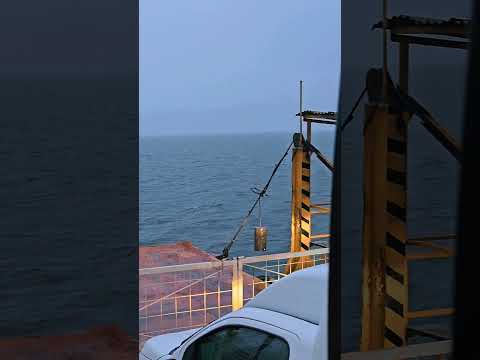 atravessando a balsa ⛴️ de delfinopolis MG, sobre forte chuva.