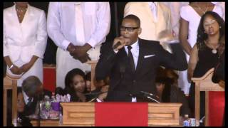 HD! R. Kelly Sings &#39;I Look to You&#39; at Whitney Houston&#39;s Funeral