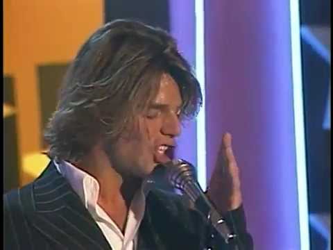 Ricky Martin  A medio vivir