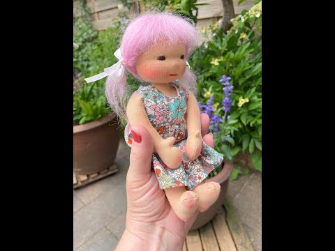 Tutorial Waldorf inspired little doll adjustable in length and with an inserted neck.