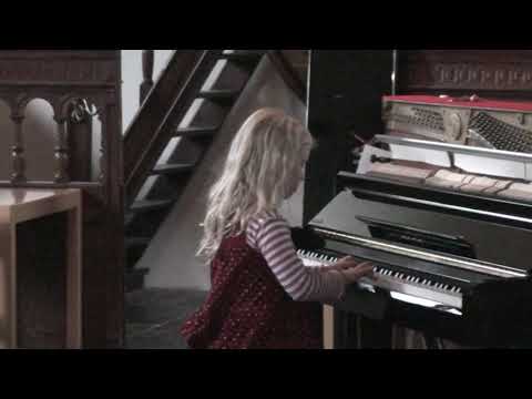 Russische Muziekschool (Schagen)//Daniel Gottlob Türk - Sonatine in C / Elena 6 jaar