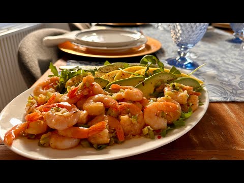 Салат с хрустящими креветками и нежнейшие рыбные котлеты.