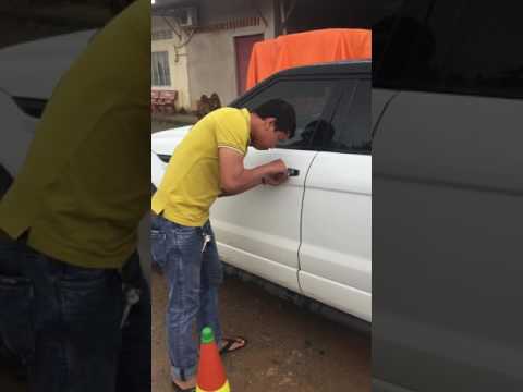 Mở khóa cửa xe Range Rover Evoque quên chìa khóa trong xe