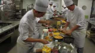 preview picture of video 'BLOIS   Lycée hôtelier    Banquet Renaissance   Ambiance cuisine violette'