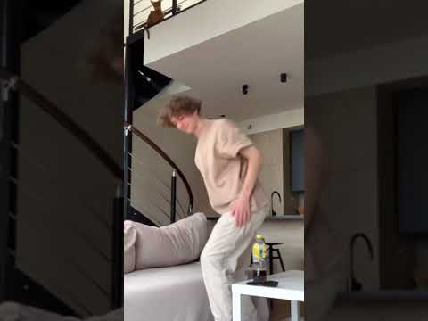 TikTok : Сел на бутылку😂 Смотреть ДО КОНЦА😂 ( Парень из Тик Ток сел на бутылку мем )