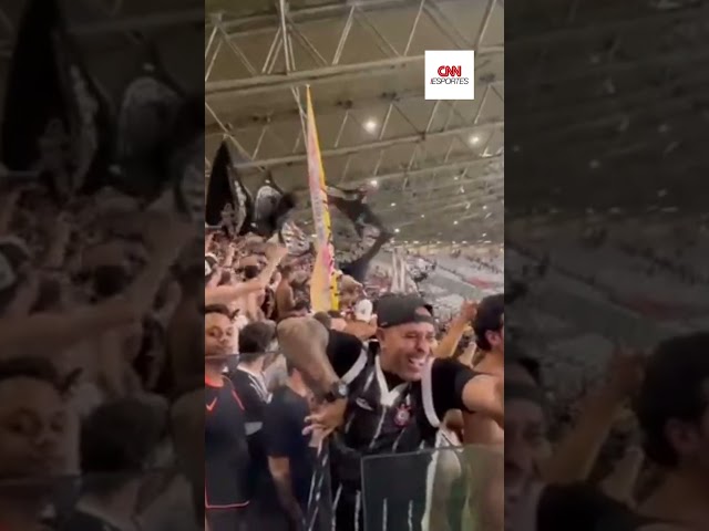 Torcida do Corinthians faz a festa no Mineirão após vitória | CNN ESPORTES