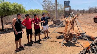 BRUTINHO FAZ GRANDE CHURRASCO DE PORCO INTEIRO E ALGO INESPERADO ACONTECE 
