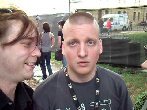 Nico von KIZ sagt was nettes und LÄCHELT!bei ein Hartz für Berlin