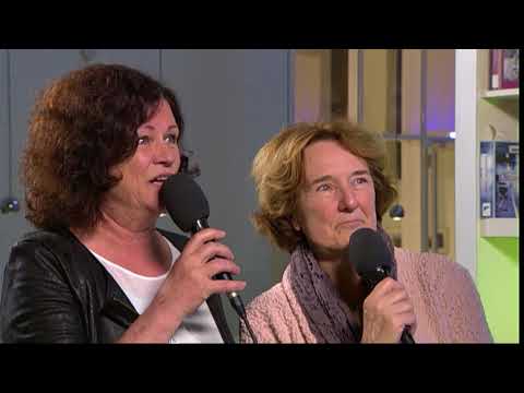 Marjan van den Berg en Loes den Hollander in Kolkende Taal tijdens het Boekenfest