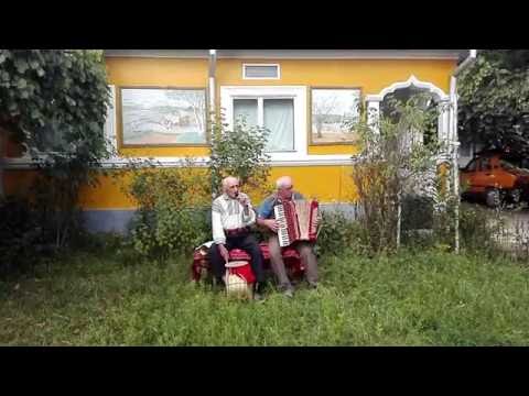 [Miroslovesti - Romania] Bunicul canta in ograda