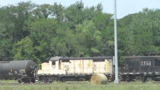 preview picture of video 'Two Geeps move cars in the Cargill Yard at Eddyville, Iowa'