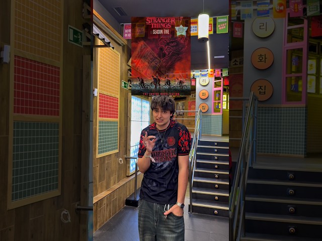 Vídeo relacionado con Stranger Things: The Official Color-with-Stickers Book