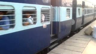 preview picture of video 'WAP 7 Hauled Himalayan Queen Express (14096) entering Ambala Cantt.'