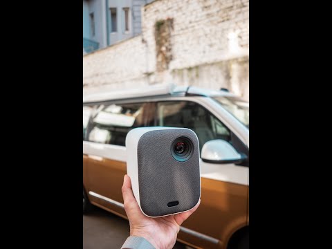 Kino im Bulli: Beamer mit Leinwand im VW California Ocean