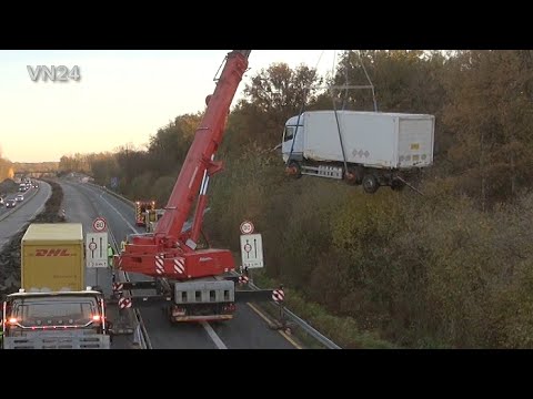 19.11.2022 - VN24 - Kran hebt Unfall LKW aus dem Wald neben der A1