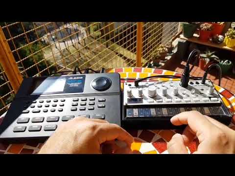 Volca Bass + Alesis Sr 16 drum machine jamming