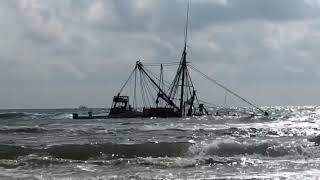 Se hunde barco camaronero que había encallado en la playa
