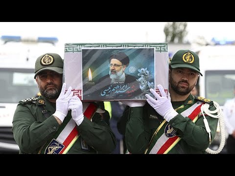 شاهد جماهير غفيرة في قُم تشيع جثمان الرئيس الإيراني وجثامين مرافقيه الذين قتلوا في حادث مروحية