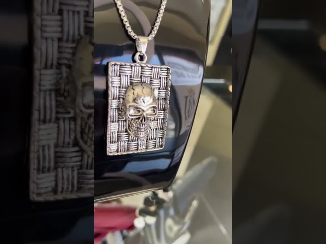 Vídeo relacionado con Otuuz Collar de Calavera Gótico Colgante de Calavera de Punk Collar de Cráneo Cadena de Calavera de Gargantilla Joyería Gótica de Esqueleto con Bolsa para Accesorios Halloween Hombres Mujeres (Plata)