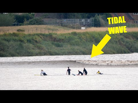 20ft Tide Surge Causes TIDAL BORE in Severn River, England