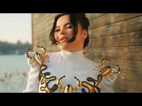 Carmen de la Salciua ❌ Daniela Racolta - Mergi prin ploaie mergi prin vant [Video Oficial]