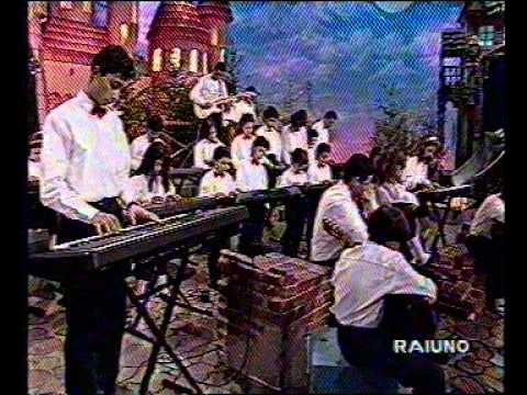 ORCHESTRA DELLA SCUOLA DI MUSICA DEL MAESTRO TONY GRECO VIBO VALENTIA LA BANDA DELLO ZECCHINO ESEGUONO BOCCA DI ROSA ANNO 1994