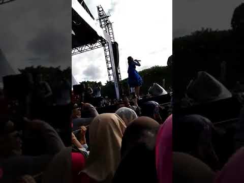 Selfi nyanyi lagu bugis mengguncang penonton di sulsel wajo