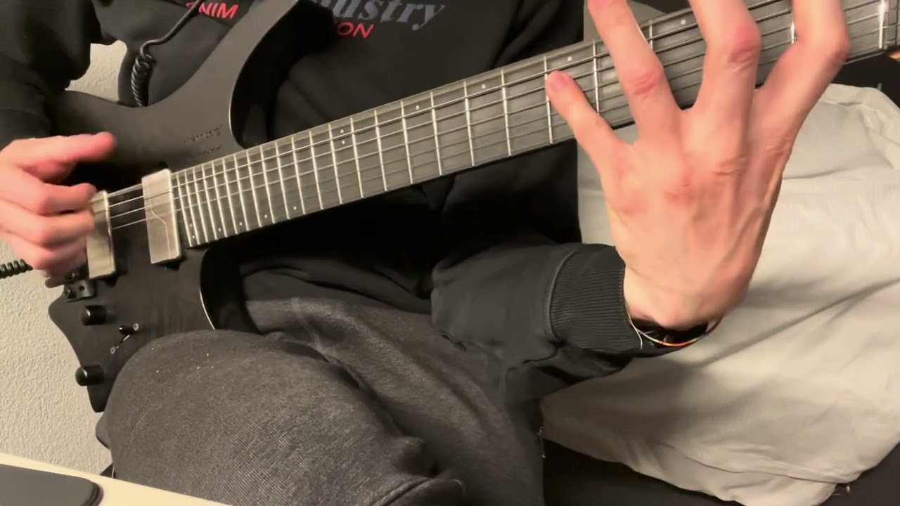 Roberto Barlocci playing the Smoke on the Water main riff on a 7-string electric guitar