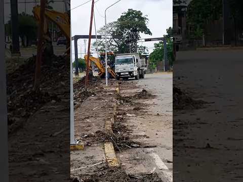 Alcaldía Bolivariana De Colón. Realizando El Dragado Del Caño De La Avenida Universidad #venezuela