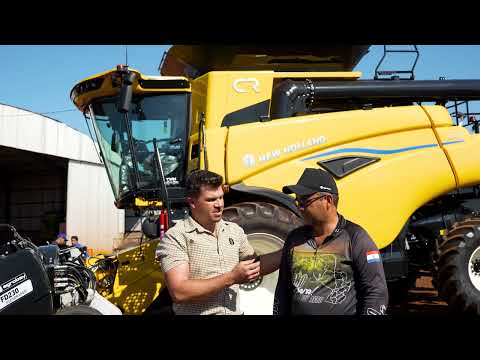 New Holland CR7 equipada con una plataforma MacDon FD230