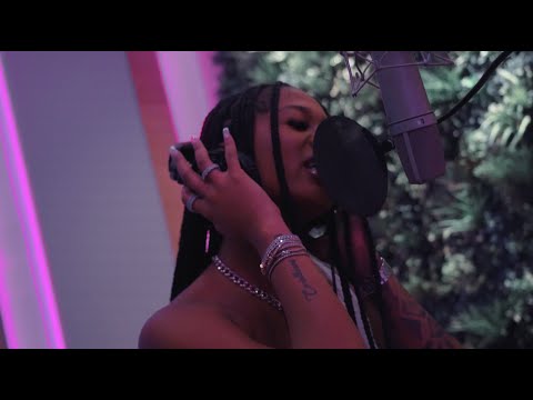 Dess Dior -  IT BITCH Freestyle (Official Music Video)