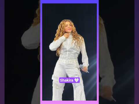 Shakira: "Girl Like Me" Live - The Earth Shook!