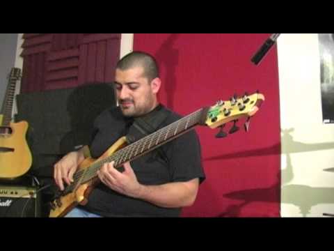 Efrain Flores y sus pedales de bajo