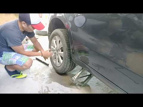 Changing Flat Tire #carcare #fixingcars