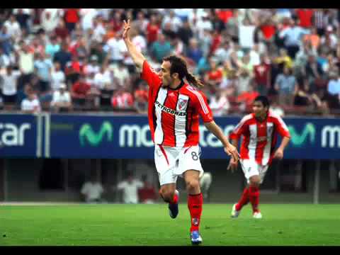 Gol de Belluschi a Velez (5-0)