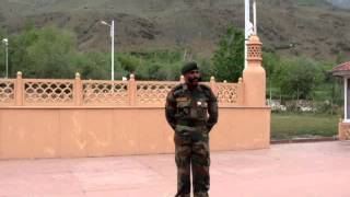 preview picture of video 'Wonderful briefing by Mohd. Razzaq at Kargil war memorial, Drass.'