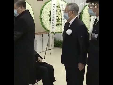 胡锦涛是唯一一个在长者追悼会上和王奶奶握手的人😭