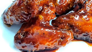 כנפיים קריספיות ברוטב צ'ילי כמו בדוכנים Chicken wings with sauce  (ליהי קרויץ - מטבח בקלי קלות) - התמונה מוצגת ישירות מתוך אתר האינטרנט יוטיוב. זכויות היוצרים בתמונה שייכות ליוצרה. קישור קרדיט למקור התוכן נמצא בתוך דף הסרטון